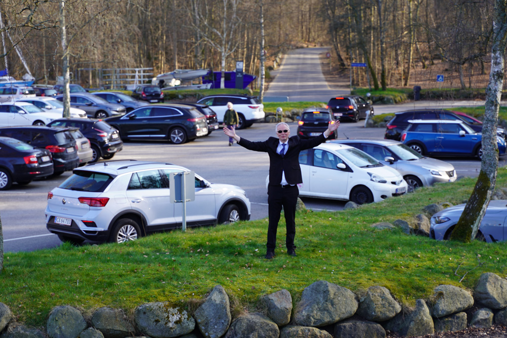 Christian Halken, skuespiller og vært for Greenpeace-kampagnen ReVisit Denmark fremviser en motorvej ved Furesø, der er del af Danmarks NATURA 2000-beskyttede områder.