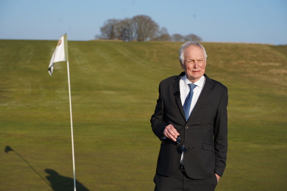Skuespiller Christian Halken er på golfbane for at præsentere Danmarks beskyttede natur til Greenpeace-kampagnen ReVisit Denmark.